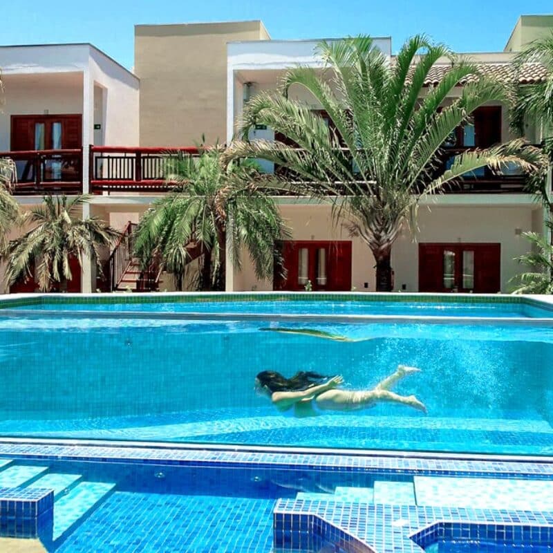 Piscina com lateral de vidro da Ala dos Apartamentos Excellence | Arte da Natureza Bonito | Bonito/MS