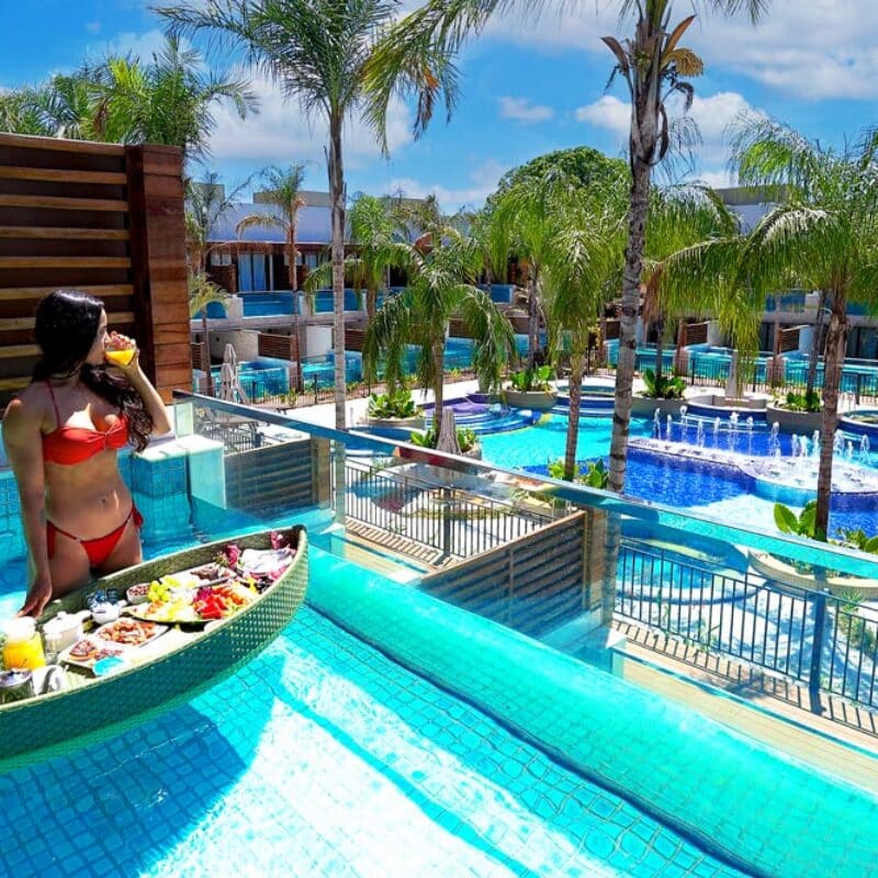 Café da manhã flutuante na Suíte Diamond com Piscina Privativa Superior | Arte da Natureza Hotel Bonito