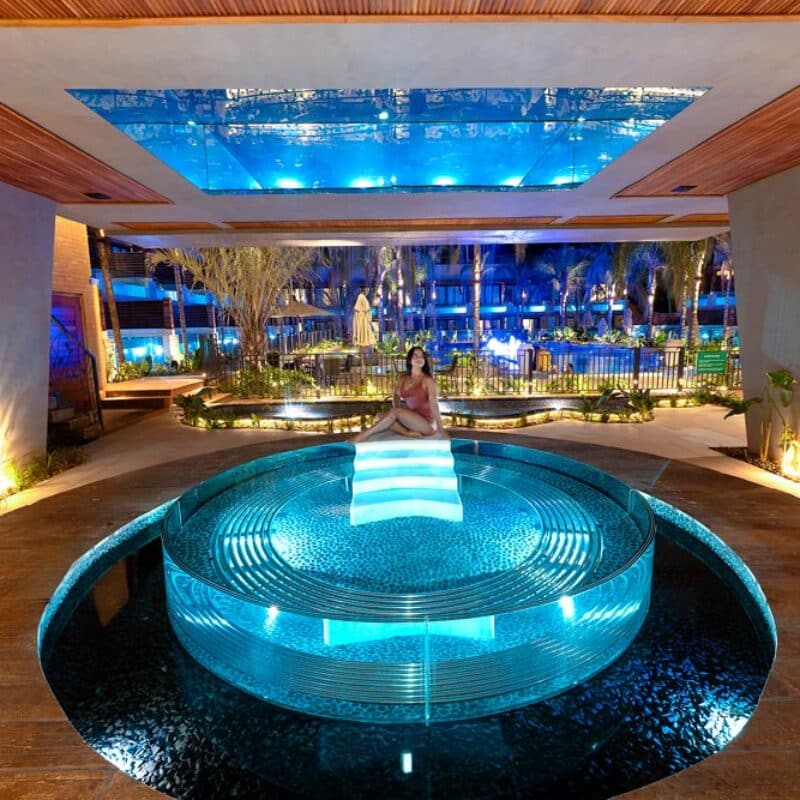 Jacuzzi transparente da Ala das Suítes Diamond | Arte da Natureza Hotel Bonito